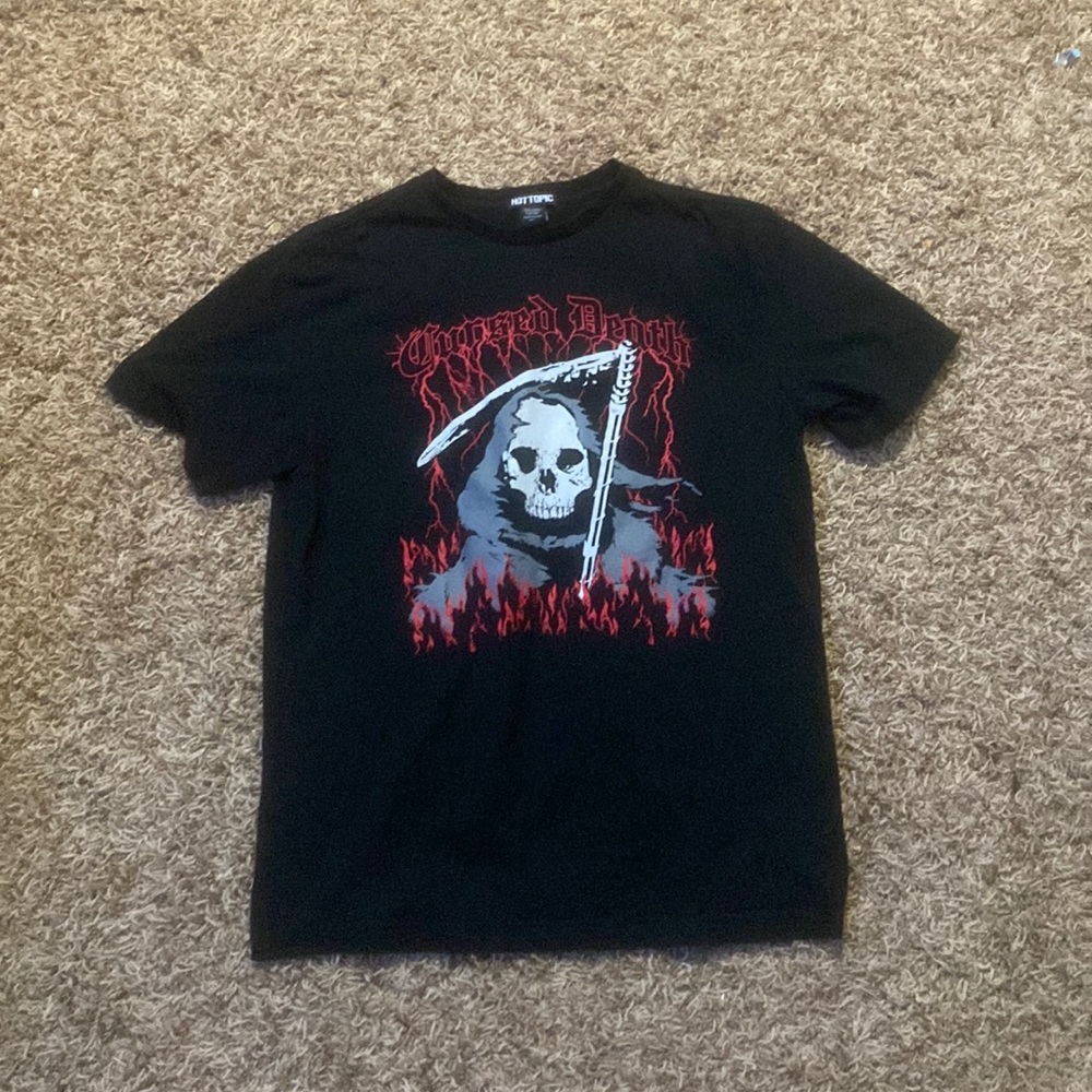 SM hot topic black tee